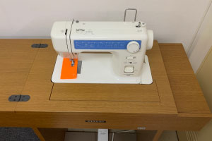 スクールミシンモデル749型専用テーブルST型でのミシン使用イメージ